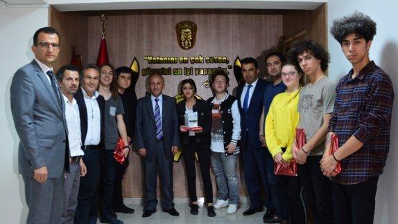 Türkiye Birincisi Öğrencilerimizden İl Müdürümüze Ziyaret
