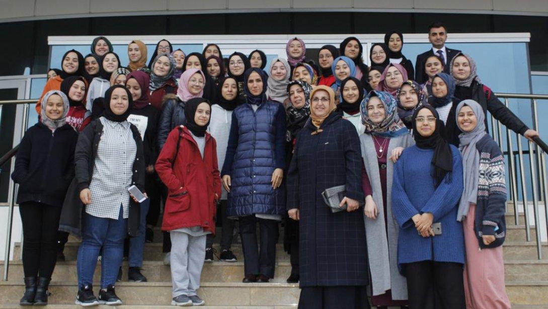 Sayın Sümeyye ERDOĞAN BAYRAKTAR Kardemir Kız Anadolu İmam Hatip Lisesini Ziyaret Etti