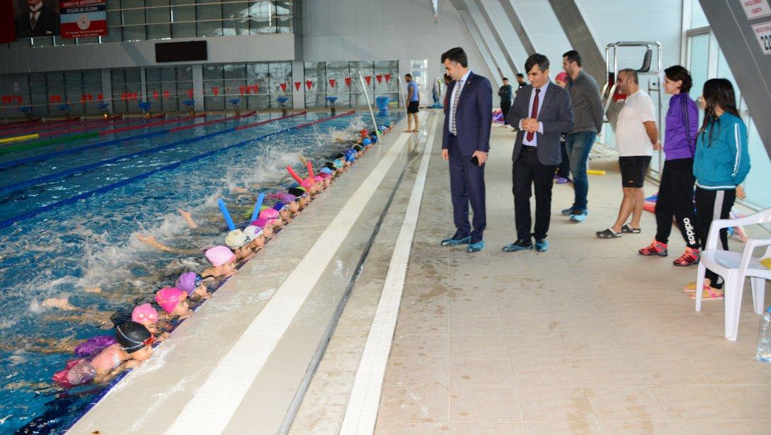 İl Millî Eğitim Müdürümüzden 'Yüzme Bilmeyen Kalmasın' Projesi Kapsamında Eğitim Alan Öğrencilerimize Ziyaret