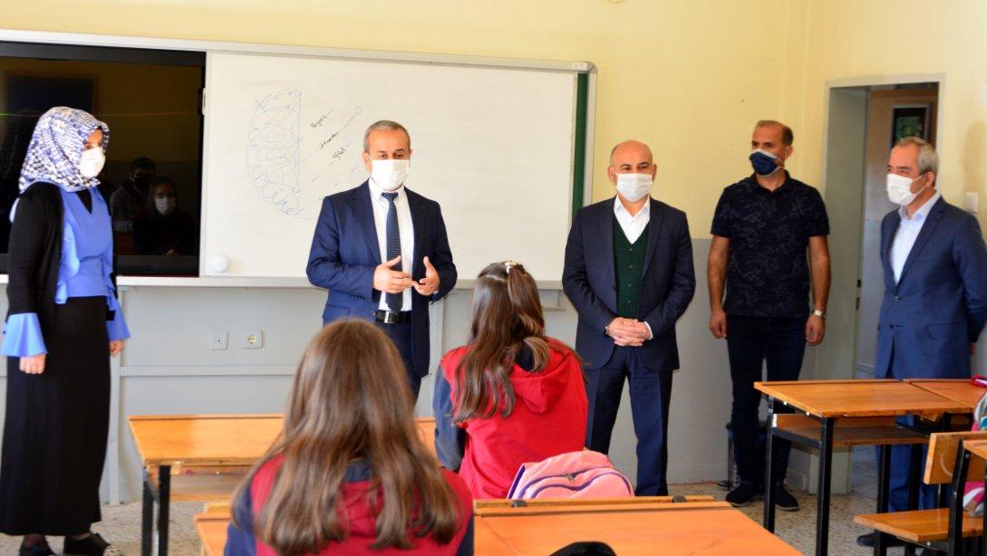 İl Millî Eğitim Müdürümüz Nevzat AKBAŞ, Yüz Yüze Eğitime Başlayan 9'uncu Sınıf Öğrencilerini Ziyaret Etti.