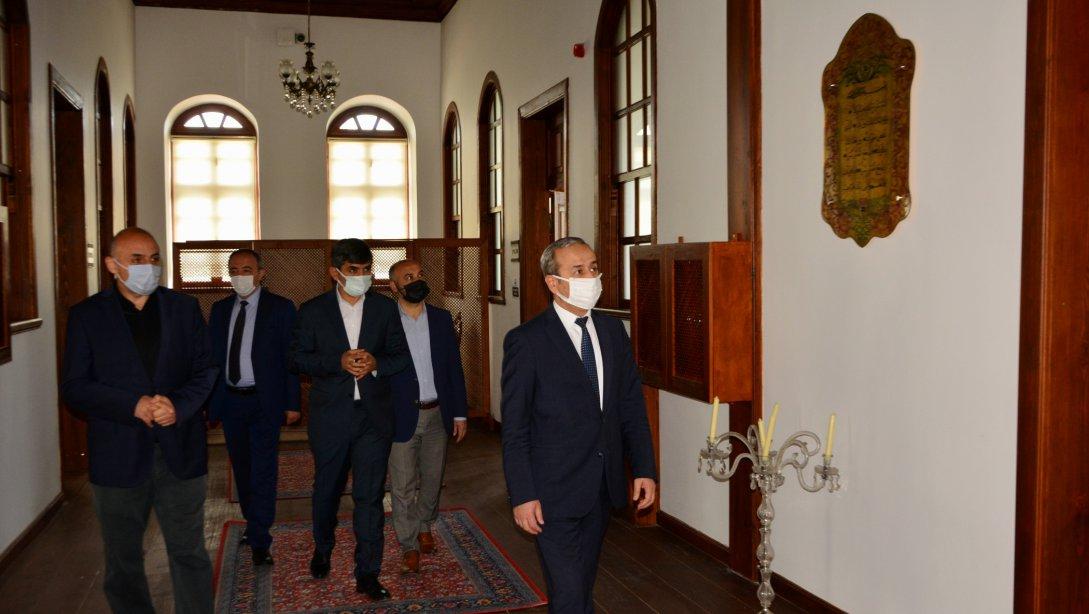 İl Millî Eğitim Müdürümüz Nevzat AKBAŞ Karabük Üniversitesine Ait Tarihi Taş Bina'yı Ziyaret Etti
