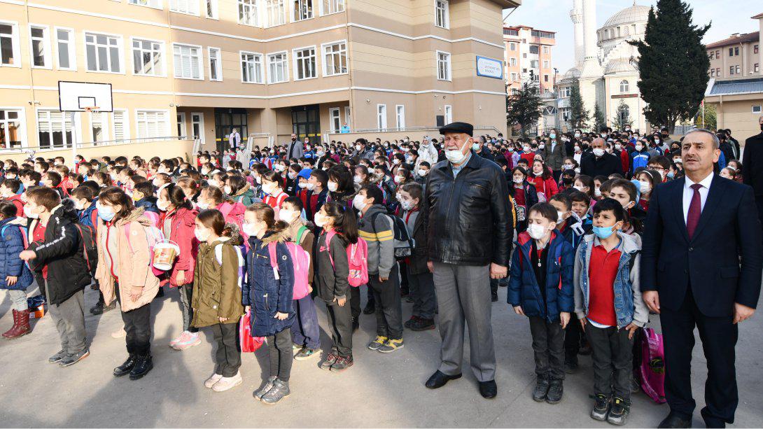İl Millî Eğitim Müdürümüz Nevzat AKBAŞ, Şehit Mehmet Esen Ortaokulu'nda Bayrak Törenine Katıldı