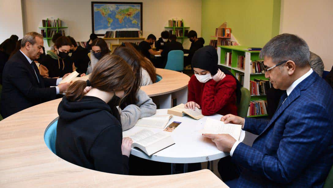 Valimiz Sayın Fuat GÜREL, Vakıfbank Zübeyde Hanım Anadolu Lisesi Okuma Etkinliğine Katıldı