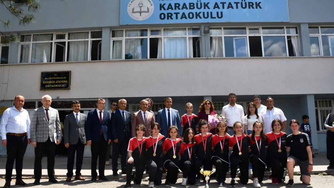 Valimiz Sayın Fuat Gürel, Türkiye Şampiyonu Karabük Atatürk Ortaokulu Kız Futsal Takımımızı Ziyaret Etti