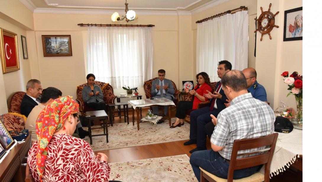 Valimiz Sayın Fuat GÜREL ve Protokol Üyeleri Şehit Öğretmenimiz Aybüke Yalçın'ın Ailesini Ziyaret Etti