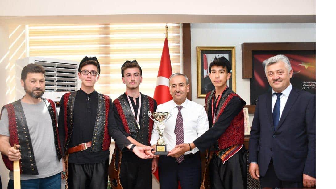 Ata Sporumuz Okçulukta Türkiye Şampiyonu Öğrencilerimizden İl Millî Eğitim Müdürümüz Nevzat AKBAŞ'a Ziyaret.