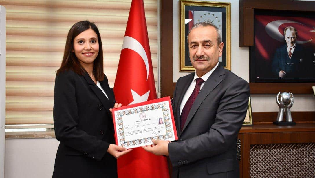 Bakanımız Sayın Mahmut ÖZER'in Taltifleri ile İl Millî Eğitim Müdürümüz Nevzat AKBAŞ, Okul Öncesi Öğretmeni Gözde PERGEL'e Başarı Belgesini Takdim Etti