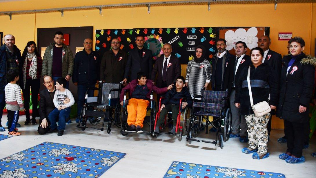 Şehit Cevdet Çay Ortaokulu Öğretmenlerimizden Özel Öğrencilerimize Tekerlekli Sandalye Hediyesi