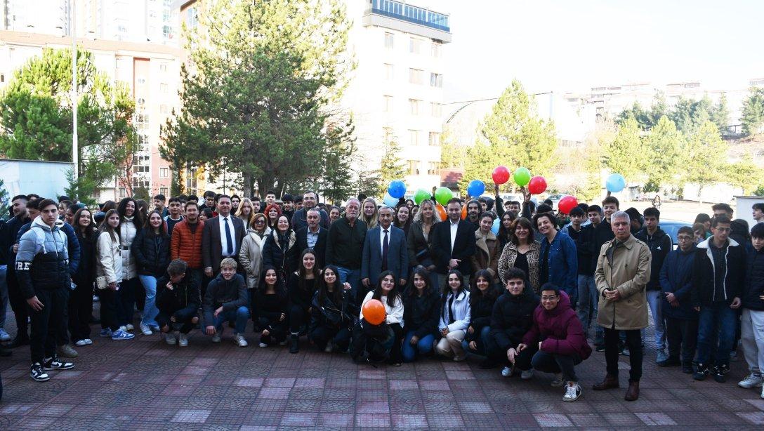 İl Millî Eğitim Müdürümüz Nevzat AKBAŞ Erasmus+ Projesi Kapsamında Yurt Dışından Gelen Öğrenci ve Öğretmenler ile Bir Araya Geldi