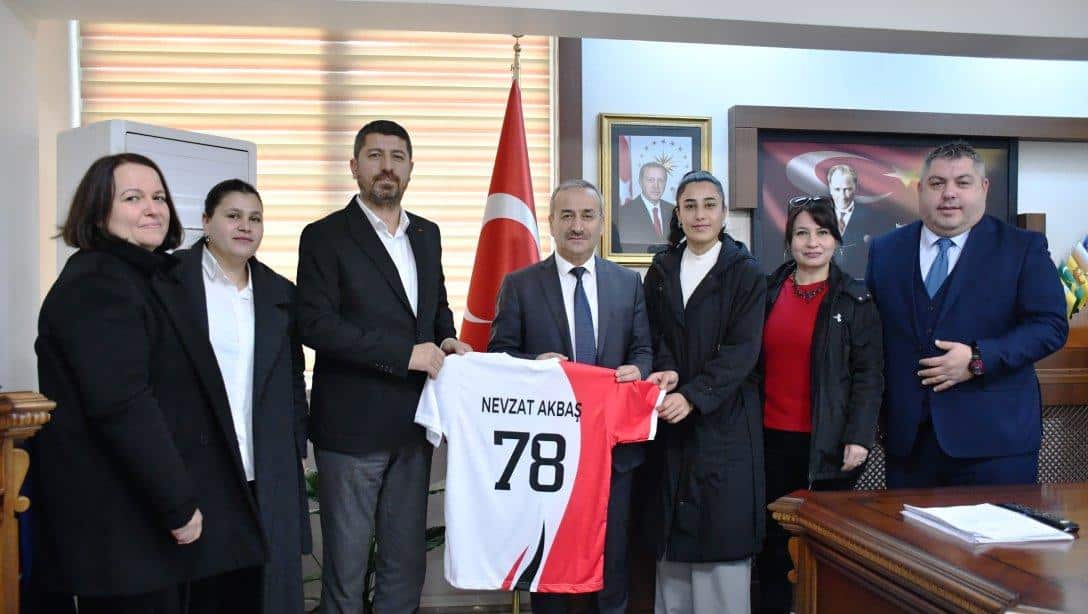 Karabük Gençler Birliği Kadın Futbol Takımı Yönetimi İl Millî Eğitim Müdürümüz Nevzat AKBAŞ'ı Ziyaret Etti