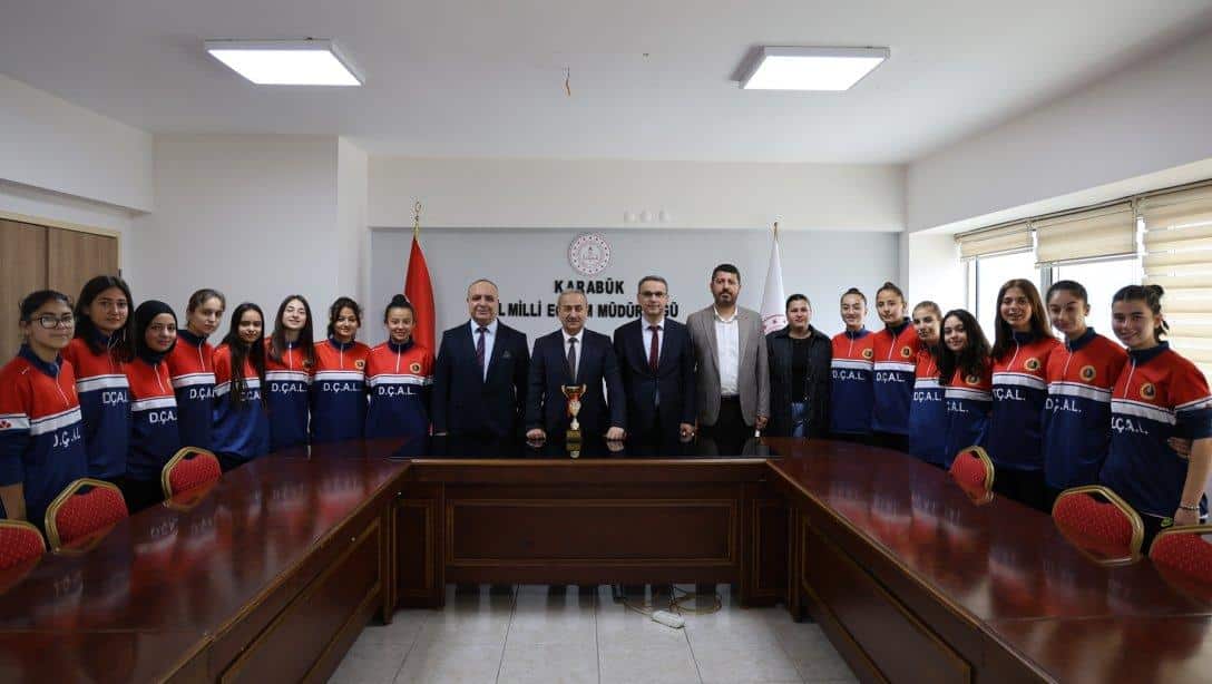Türkiye Üçüncüsü Olan Demir Çelik Anadolu Lisesi Kız Futbol Takımından İl Millî Eğitim Müdürümüz Nevzat AKBAŞ'a Ziyaret