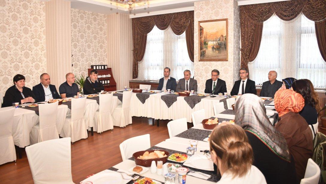 Tarım ve Köyişleri Eski Bakanı Prof. Dr. Sami GÜÇLÜ'nün katılımı ile Anadolu Mektebi Yazar Okumaları Toplantısı Gerçekleştirildi