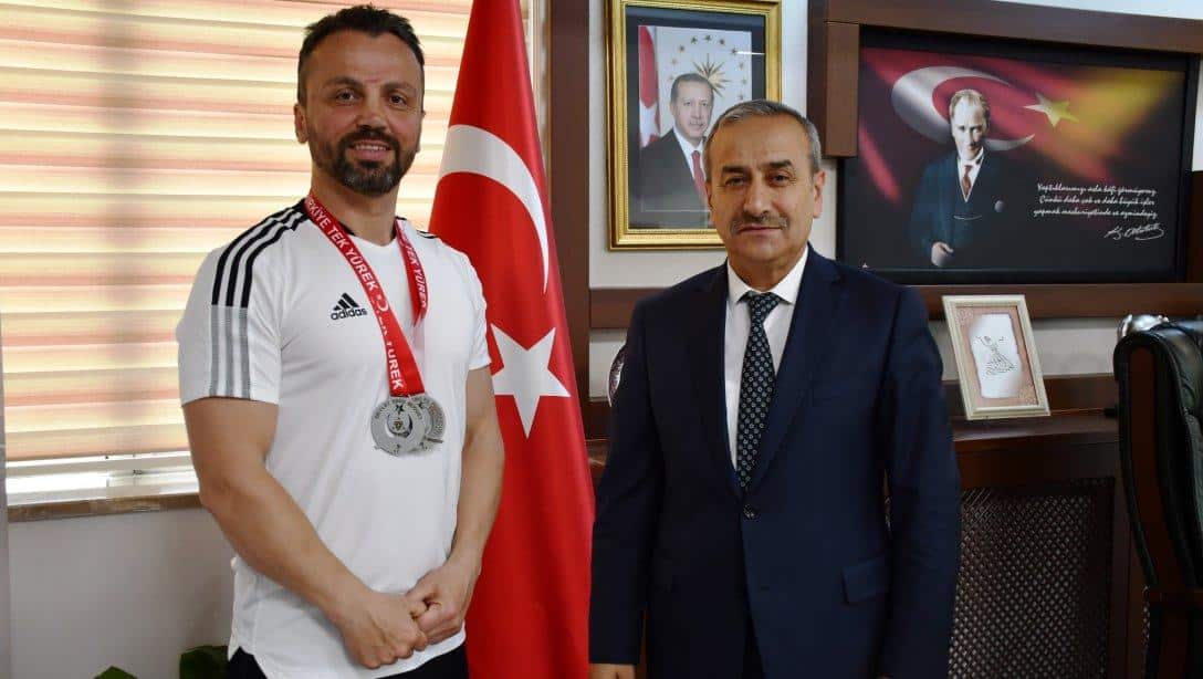 Türkiye Şampiyonundan İl Millî Eğitim Müdürümüz Nevzat AKBAŞ'a Ziyaret