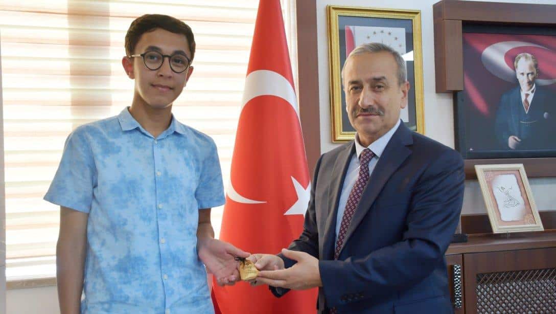 İl Millî Eğitim Müdürümüz Nevzat AKBAŞ Bursluluk Sınavında Türkiye Birincisi Taha GÖKÇEKLİ'yi Tebrik Etti