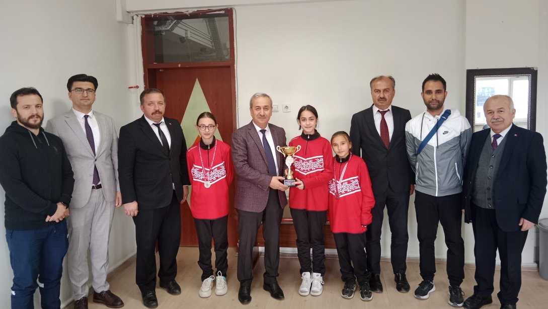 İl  Millî Eğitim Müdürümüz Nevzat AKBAŞ Eskipazar Ortaokulu Floor Curling Küçük Kızlar Kategorisinde Türkiye 2.'si Olan Öğrencileri Tebrik Etti.