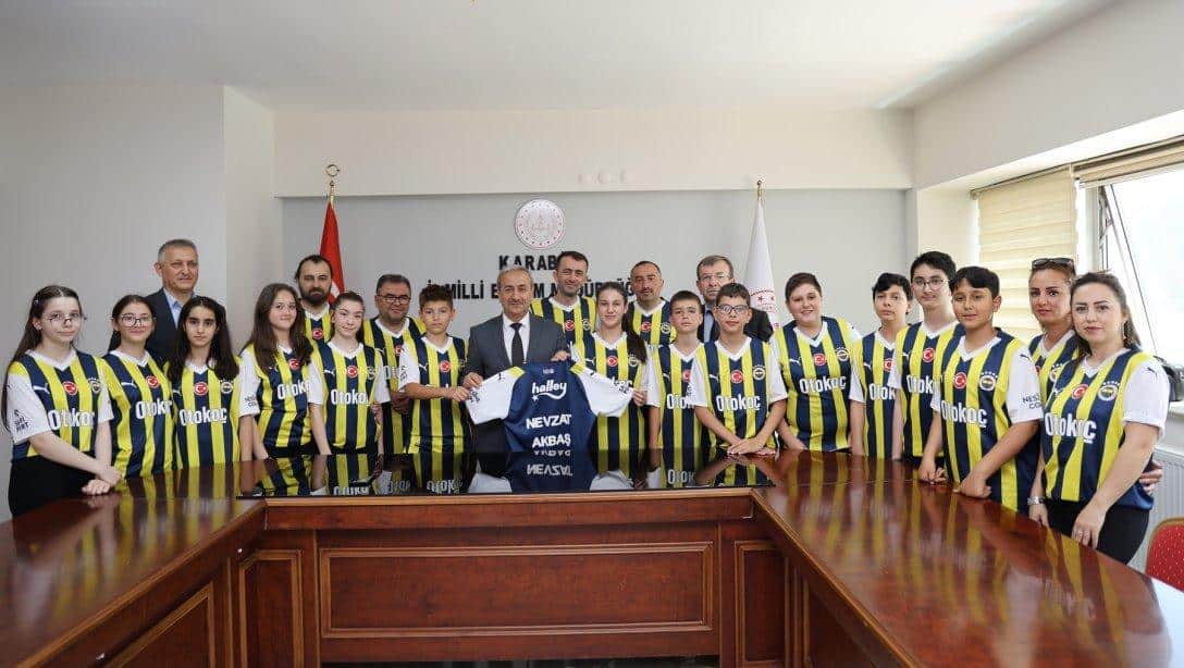 Fenerbahçe Spor Kulübünün Forma Hediyesini Emek Ortaokulu Öğrencilerimiz İl Millî Eğitim Müdürümüz Nevzat Akbaş'a Verdi