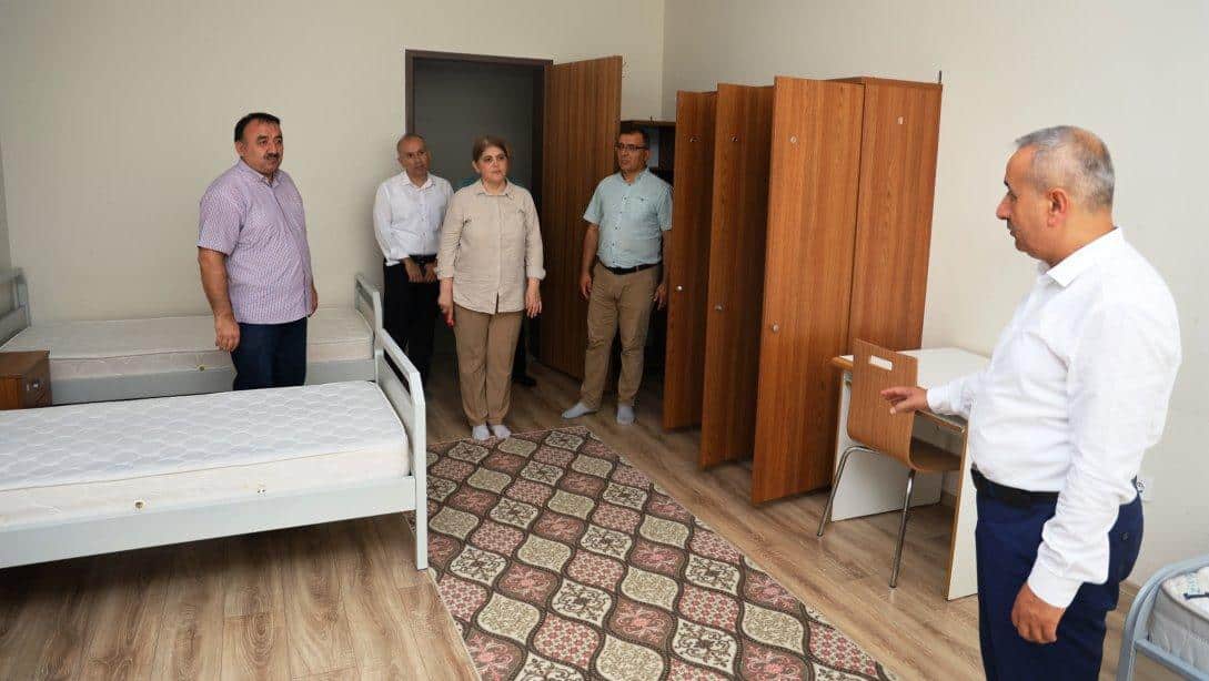 İl Millî Eğitim Müdürümüz Nevzat Akbaş, Kardemir Kız Anadolu İmam Hatip Lisesi Pansiyonunda İncelemelerde Bulundu